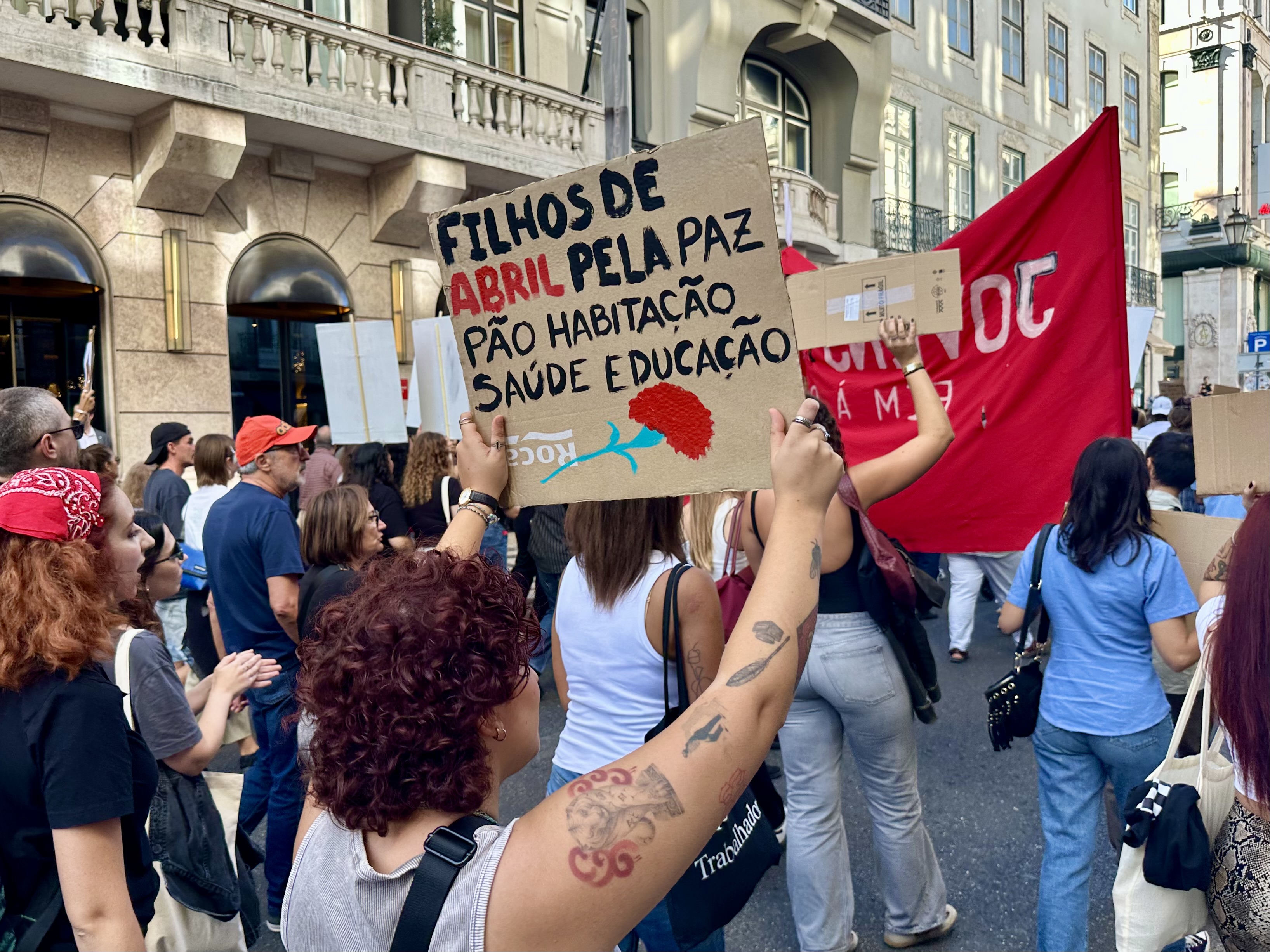 Portugal : Les œillets n’ont pas fané, la colère sociale fleurit loin des projecteurs